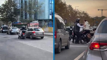 Trafik kavgaları kamerada : Motosiklet sürücüsü aracın camına yumruk attı; aynasını kırdı