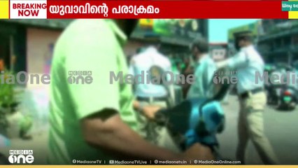 കോഴിക്കോട് യുവാവിന്റെ പരാക്രമം; കയ്യിൽ ബ്ലേഡുമായി യുവാവ് ആക്രമിച്ചു