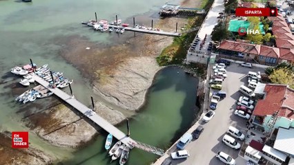 Isparta'da Eğirdir Gölü'nde balıkçı tekneleri karaya oturdu balıkçılık bitme noktasına geldi