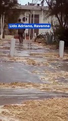 "Mareggiata del 5 Ottobre: Raffiche di Bora e Onde Inondano la Riviera Romagnola"