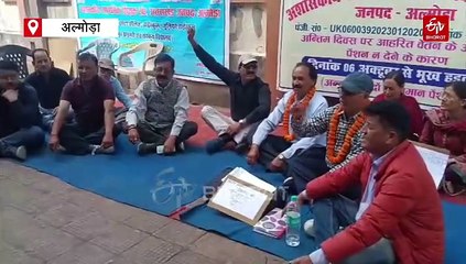 CEO ऑफिस के बाहर भूख हड़ताल पर बैठे रिटायर्ड शिक्षक, मुख्य शिक्षा अधिकारी पर लगाए आरोप, जानें मामला