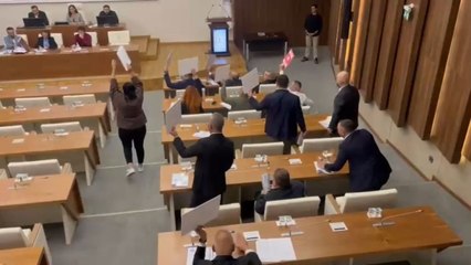 Beykoz’da AKP’ye geçen Beleciye Başkanvekili Özlem Vural Gürsel protesto edildi