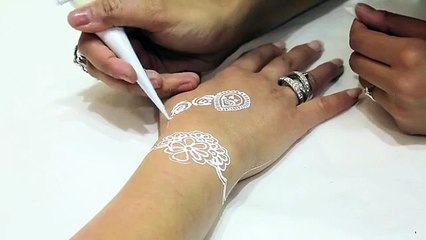 تألقي في رمضان بأرقى النقوش والرسوم مع صيحة الحنة البيضاء