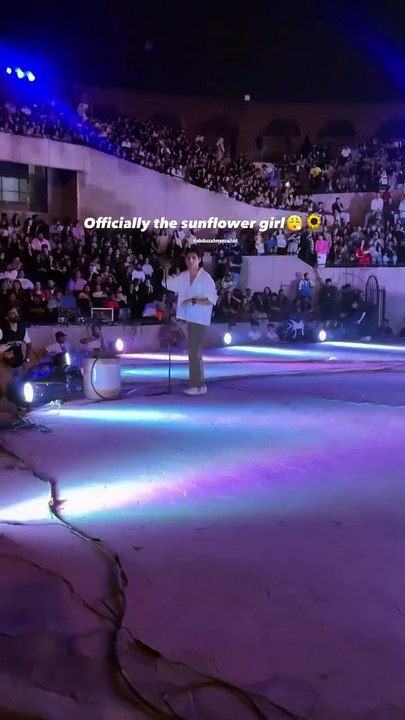 Singer get a proposal from crowd