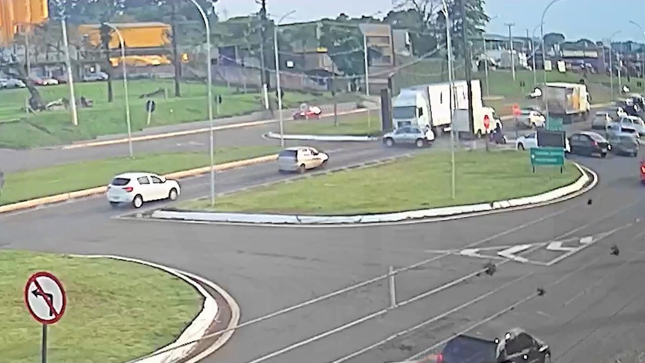Colisão entre Citroën C3 e caminhão deixa trânsito complicado no Trevo da Portal, em Cascavel