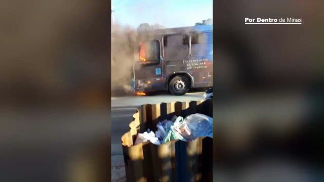 Ônibus pega fogo e fica totalmente destruído em Contagem