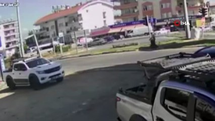 Tur minibüsü levhaya çarptı, temizlik işçisi saniyelerle ölümden döndü