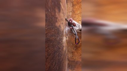 Scary Moment This Man’s Foot Slips While Free Climbing