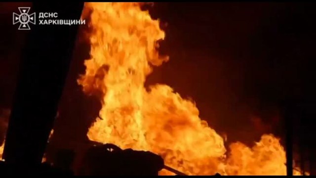 Un attacco di droni russi provoca un vasto incendio a Kharkiv