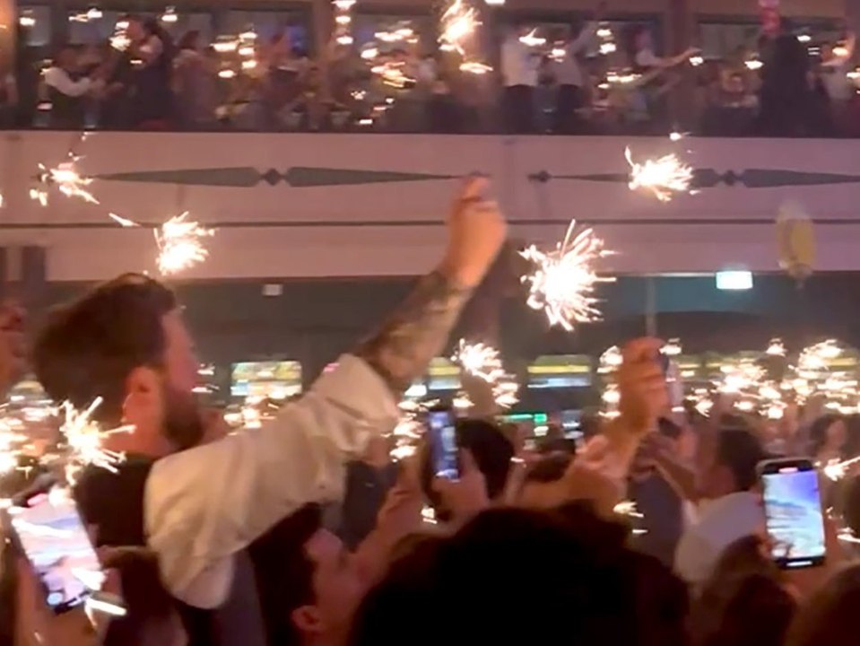 Regen in der 'Bräurosl': Nasser Wiesn-Endspurt für 8.000 Gäste