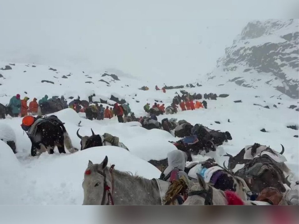Schneesturm hält rund 1000 Wanderer am Mount Everest fest