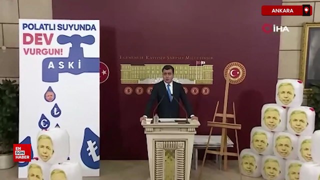 Osman Gökçek, Mansur Yavaş'ın fotoğrafının olduğu bidonlarla Meclis'e geldi