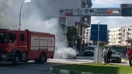 Turgutlu’da seyir halindeki otomobil alev aldı