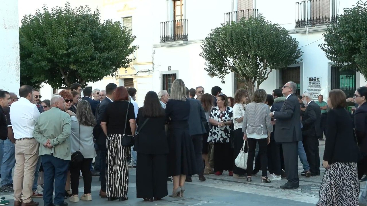 Fernández Vara, despedido en un multitudinario funeral en Olivenza entre aplausos y emoción