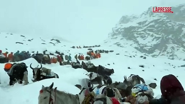 Tempesta di neve sull'Everest: centinaia di escursionisti intrappolati a oltre 4.900 metri