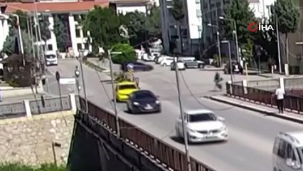 Otomobil motosikletteki anne ve 2 çocuğuna çarptı