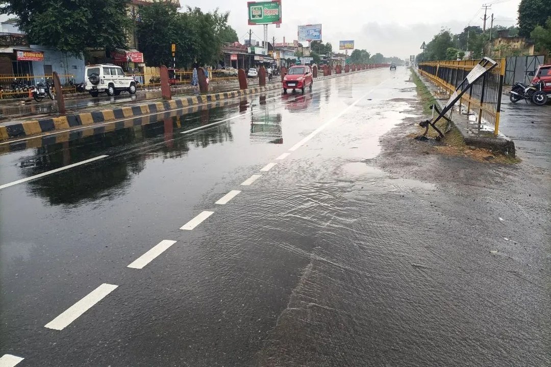 कहीं बूंदाबांदी तो कहीं मध्यमगति की बरसात होने से ​खिले किसानों के चेहरे