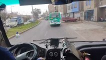 Caravana de buses se dirigen hacia el Congreso en medio del paro de transportistas.