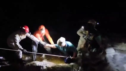 Rescatan a 20 personas atrapadas del otro lado del río en la montaña de Celaque