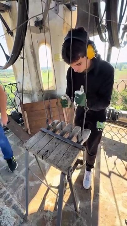 🔔 À Castelleone, près de Crémone avec @campanaro_gedochino , un jeune homme perpétue une tradition rare : il fait résonner les cloches à la force de ses bras.