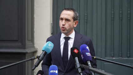 En France, le PS appelle Macron à nommer la gauche à Matignon