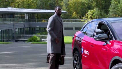 Les joueurs arrivent à Clairefontaine en toute - quasi - sobriété