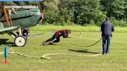 Nuovo record per Alex Camera: traina cinque aerei storici da 3500 kg