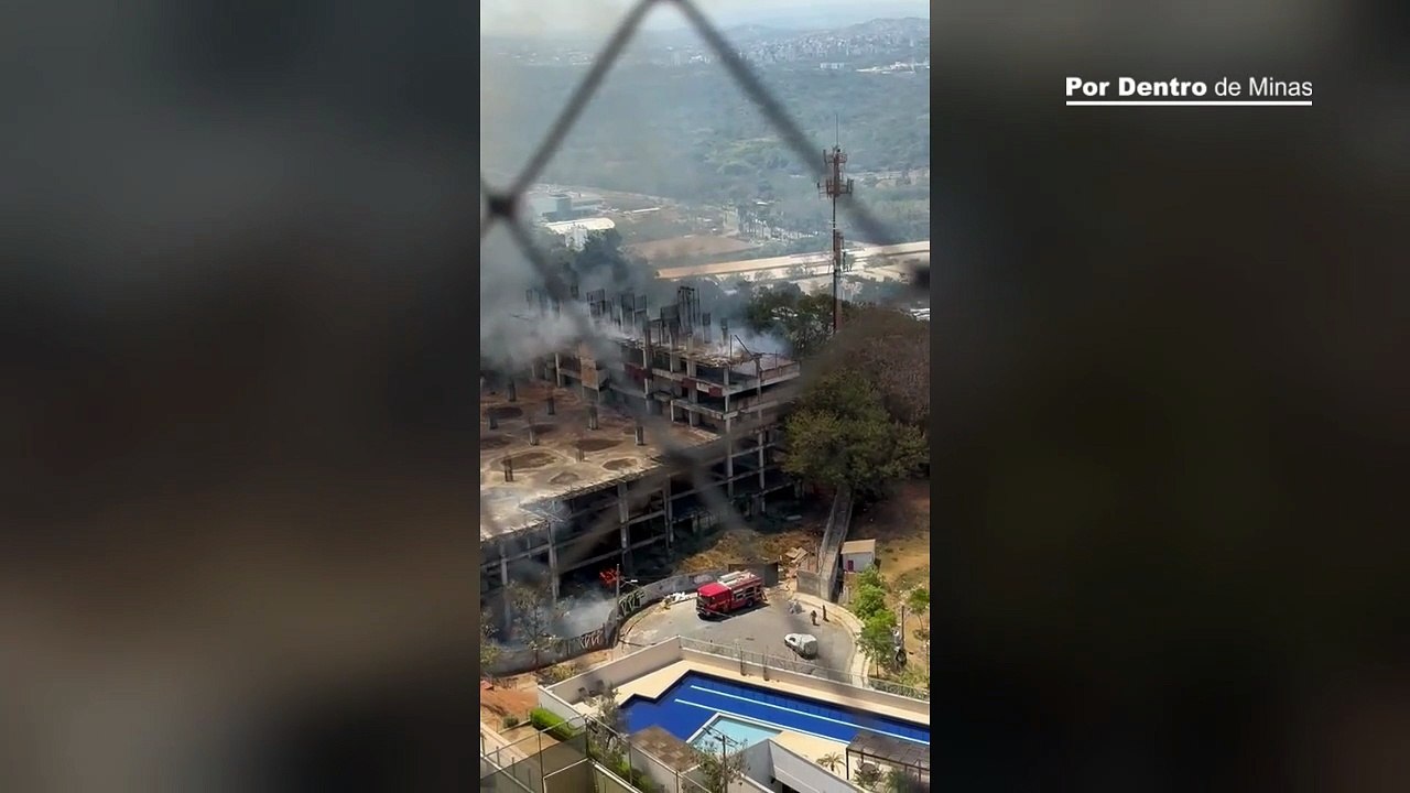 Incêndio de grandes proporções atinge prédio no bairro Engenho Nogueira, em Belo Horizonte