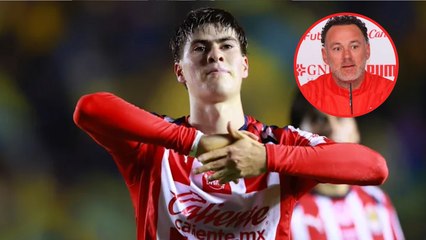 Gabriel Milito celebra el sexto gol de la 'Hormiga' González con Chivas durante este torneo tras victoria contra Pumas