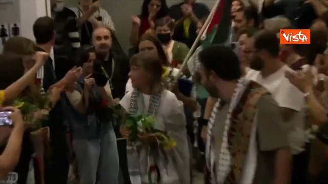 Flotilla, Greta Thunberg rimpatriata con 170 attivisti. Accolta con omaggio floreale ad Atene