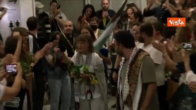 Flotilla, Greta Thunberg rimpatriata con 170 attivisti. Accolta con omaggio floreale ad Atene