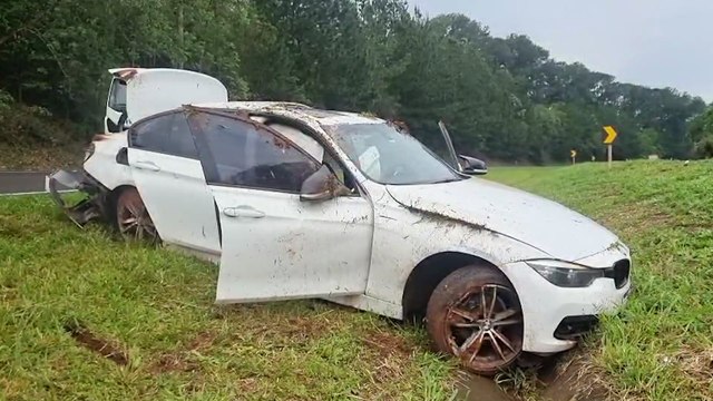 BMW 320i capota várias vezes após sair da pista na BR-163, em Cascavel