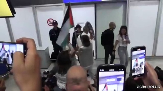 L'arrivo di Greta Thunberg e altri attivisti della Flotilla ad Atene