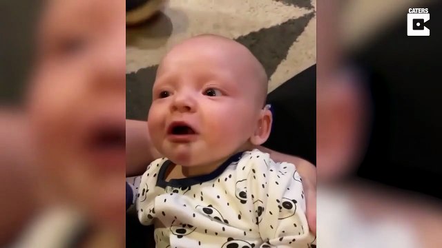 Ce bébé sourd entend ses parents pour la première fois de sa vie