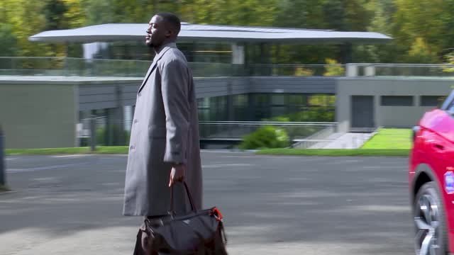 Bleus - Les joueurs arrivent à Clairefontaine en toute - quasi - sobriété