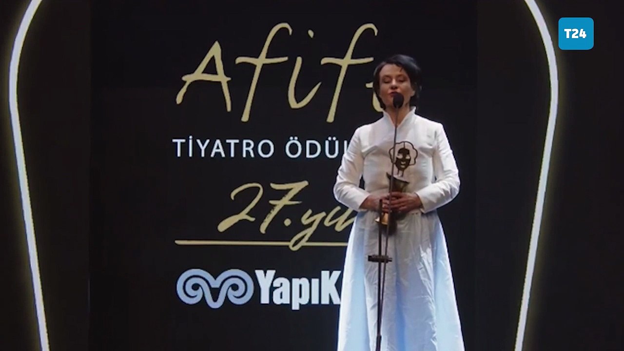 Afife Tiyatro Ödülleri'nde Tamer Karadağlı'ya teşekkür edilmesine protesto: Salondan yuhalama ve ıslık sesleri yükseldi