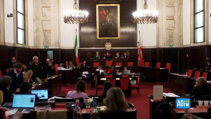 Caos e proteste in aula in Consiglio comunale a Milano: rinviata la mozione sull'interruzione del gemellaggio con Israele