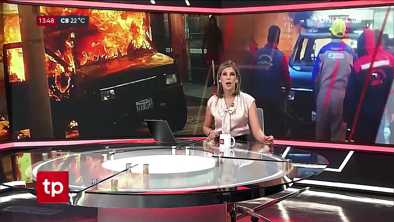 ​Video: Un auto arde en llamas y el conductor resulta con quemaduras en el brazo, reportan vecinos