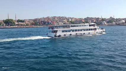 Yorgun gönlüm yine seni anar