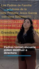 Padres toman escuela; piden destituir a directora