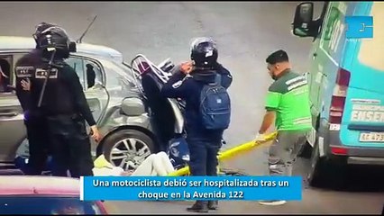 Una motociclista fue hospitalizada tras un choque terrible en la Avenida 122