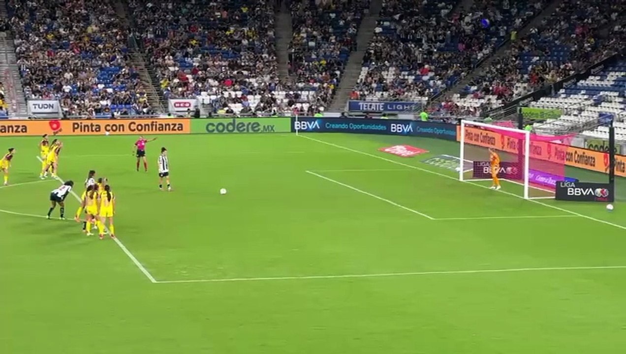 Sandra Paños ataja penal a Rayadas