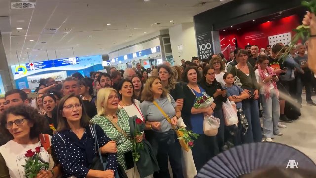 İsveçli aktivist Thunberg'in de aralarında olduğu Küresel Sumud Filosu aktivistleri Yunanistan'a ulaştı