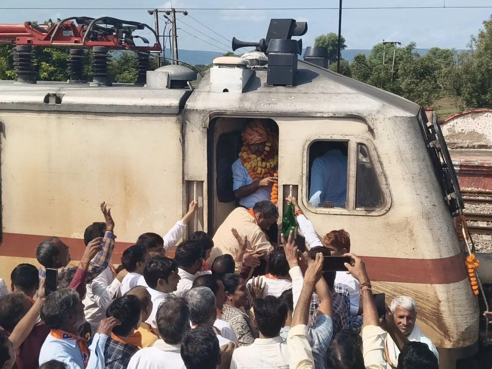 मालाखेड़ा स्टेशन पर आला हजरत एक्सप्रेस का ठहराव...