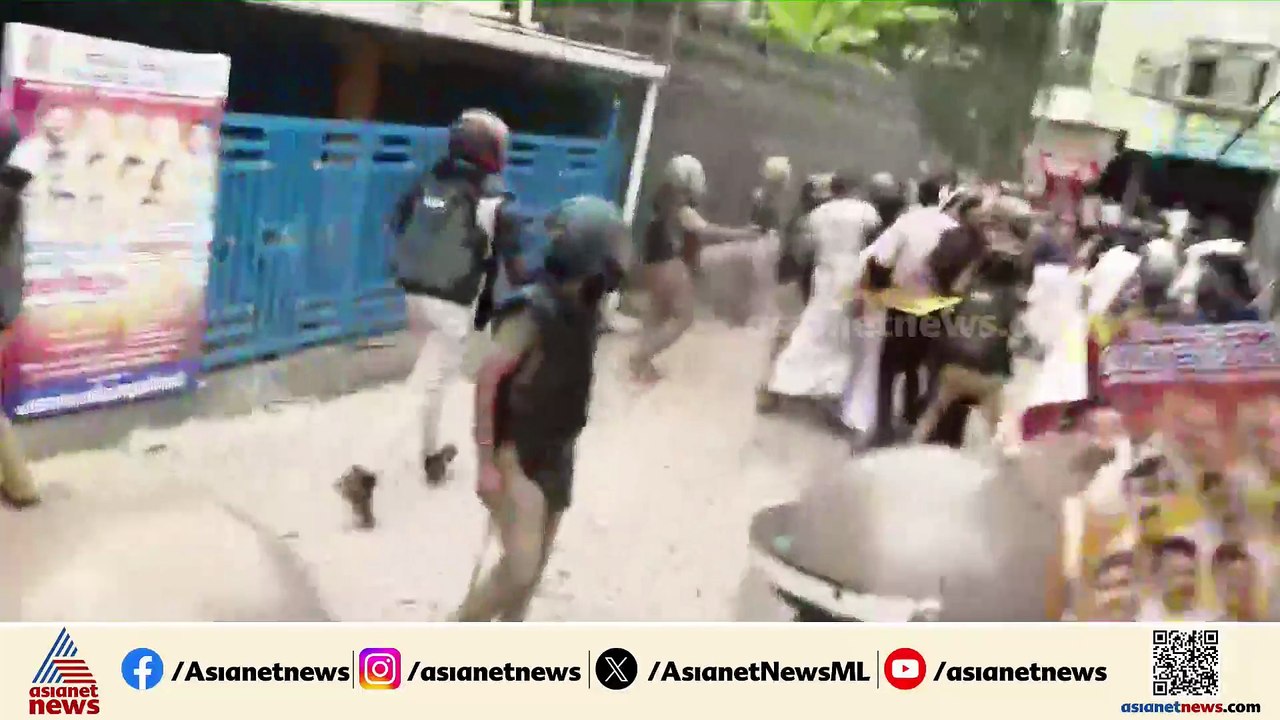 പത്തനംതിട്ടയിൽ ദേവസ്വം ബോർഡ് ഓഫീസിലേക്ക് തള്ളിക്കയറി യൂത്ത് കോൺഗ്രസ് പ്രവർത്തകർ