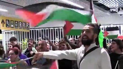 Flotilla, cori e abbracci a Roma per gli ultimi italiani liberati in Israele