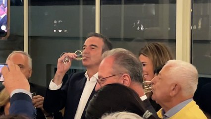 «Chi ci crede vince!»: Forza Italia festeggia Occhiuto con brindisi, cori e il motto di Berlusconi