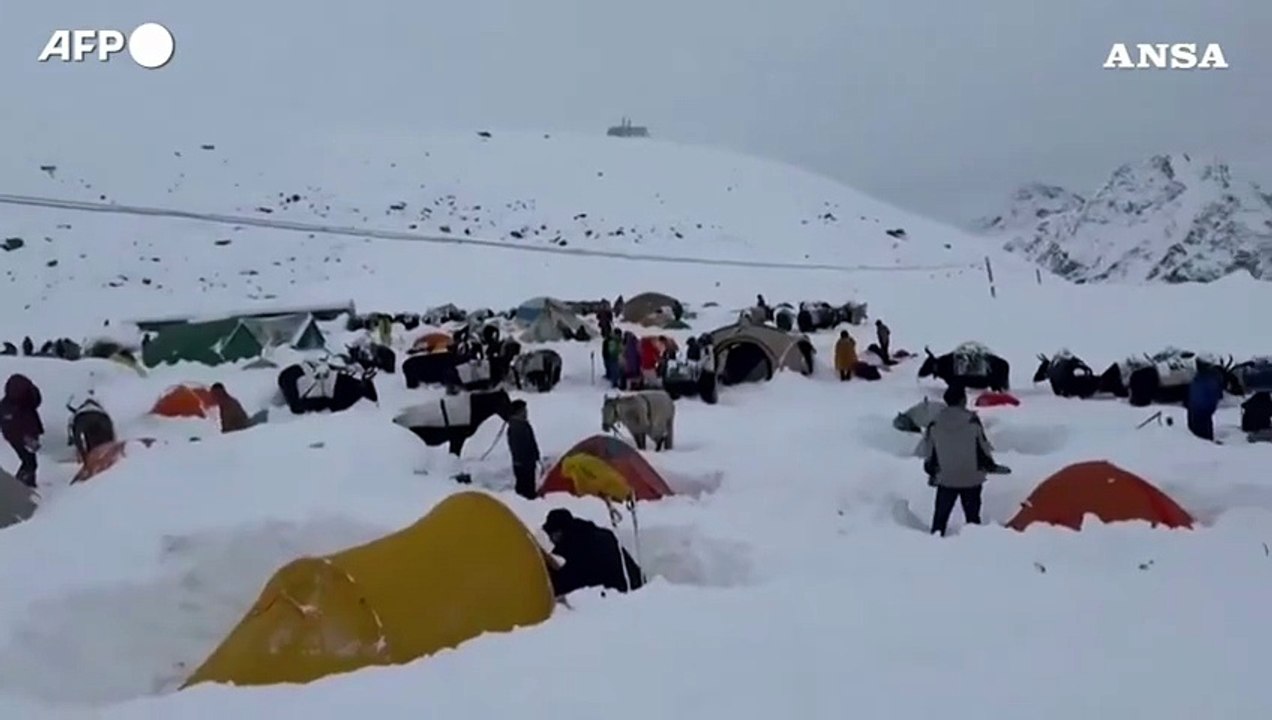 Bufera di neve sull'Everest, le operazioni per evacuare centinaia di escursionisti bloccati