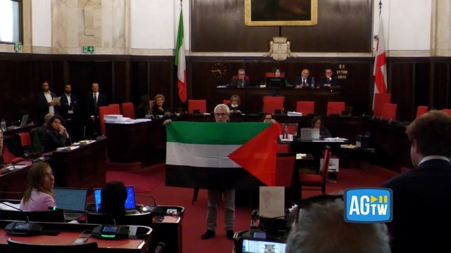 Milano, Monguzzi espone la bandiera della Palestina in consiglio comunale