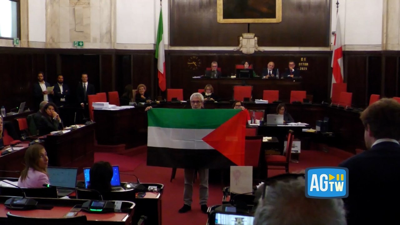 Milano, Monguzzi espone la bandiera della Palestina in consiglio comunale